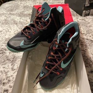 Nike lebron XI size 10
